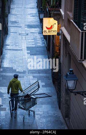 Junkman in Verdaguer i Callís street, Barcellona, Spagna Foto Stock