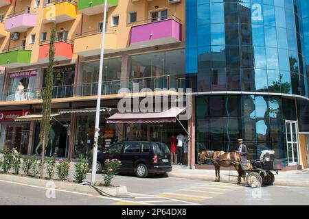 L'Albania, la penisola balcanica, Divjake, edifici decorati Foto Stock