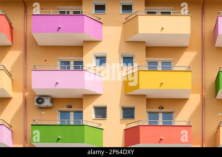 L'Albania, la penisola balcanica, Divjake, edifici decorati Foto Stock