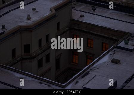 Vista dalla finestra di una camera d'albergo al 23rd° piano, sul tetto di un edificio vicino. Foto Stock