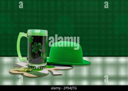 Una tazza di birra verde un cappello verde e cambiare con spazio copia e sfondi. Foto Stock