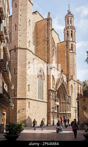 Santa Maria del Mar e dal Carrer Argenteria. Barcelona, Spagna Foto Stock