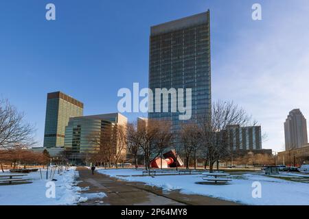 Cleveland, Ohio, USA - 24 gennaio 2023: La neve copre l'erba in un parco in una fredda giornata invernale nel centro di Cleveland, Ohio, USA Foto Stock