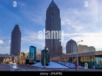 Cleveland, Ohio, USA - 24 gennaio 2023: Torri dei grattacieli e altri edifici riempiono il cielo nel centro di Cleveland in una fredda giornata invernale. Foto Stock