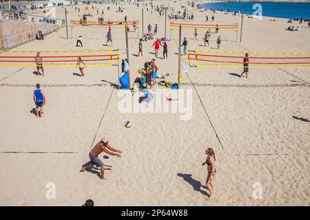 La gente giocando a pallavolo,in Nova Icària beach, Barcellona, Spagna Foto Stock