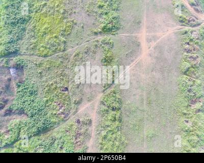 Veduta aerea della mappatura terrestre da parte di un veicolo aereo senza equipaggio a Bogor, Indonesia. Foto Stock