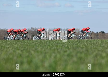 I piloti del team Arkea-Samsic sono stati raffigurati in azione durante la terza tappa della 81st° edizione della gara ciclistica Parigi-Nizza di otto giorni, una prova a tempo di squadra di 32,2 km con partenza e arrivo a Dampierre-en-Burly, Francia, martedì 07 marzo 2023. FOTO DI BELGA DAVID PINTENS Foto Stock