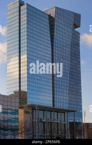 Cleveland, Ohio, USA - 24 gennaio 2023: L'Hilton Hotel si distingue da solo per il suo design architettonico nel quartiere centrale. Foto Stock