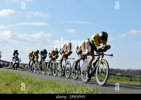 I piloti Jumbo-Visma hanno mostrato in azione durante la terza tappa della 81st° edizione della gara ciclistica Parigi-Nizza di otto giorni, una prova a tempo di squadra di 32,2 km con partenza e arrivo a Dampierre-en-Burly, in Francia, martedì 07 marzo 2023. FOTO DI BELGA DAVID PINTENS Foto Stock