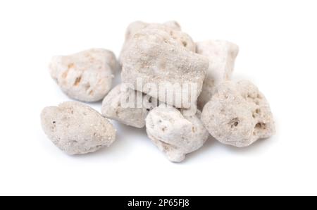 Roccia vulcanica bianca porosa isolata su sfondo bianco. Pietra lavica, pietra pomice o pomice vulcanica con pori distintivi. Foto Stock