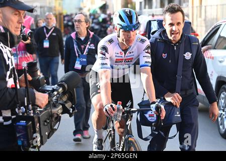 L'olandese Fabio Jakobsen di Soudal Quick-Step nella foto dopo aver vinto la seconda tappa della gara ciclistica Tirreno-Adriatico, da Camaiore a Follonica (209 km), martedì 07 marzo 2023. FOTO DI BELGA DIRK WAEM Foto Stock