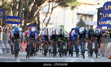 L'olandese Fabio Jakobsen di Soudal Quick-Step, il belga Jasper Philipsen di Alpecin-Deceuninck e il colombiano Fernando Gaviria del Movistar Team sprint fino al traguardo della seconda tappa della gara ciclistica Tirreno-Adriatico, da Camaiore a Follonica, Italia (209 km), martedì 07 marzo 2023. FOTO DI BELGA DIRK WAEM Foto Stock