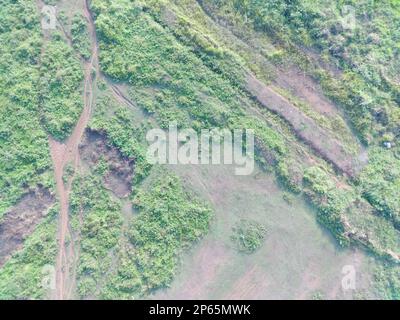 Veduta aerea della mappatura terrestre da parte di un veicolo aereo senza equipaggio a Bogor, Indonesia. Foto Stock