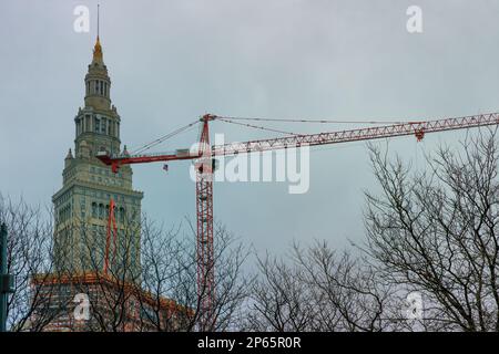 Cleveland, Ohio, USA - 25 gennaio 2023: Costruzione Crane torri sopra gli alberi nel centro districk. Foto Stock