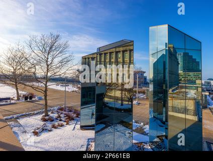 Cleveland, Ohio, USA - 24 gennaio 2023: Le strutture in vetro costruite riflettono le viste circondanti del parco cittadino nel centro cittadino. Foto Stock