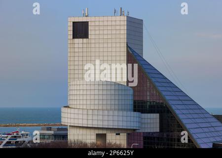 Cleveland, Ohio, USA - 24 gennaio 2023: L'edificio Rock and Roll Hall of Fame si trova lungo il lungomare del lago Erie, nel centro di Cleveland. Foto Stock