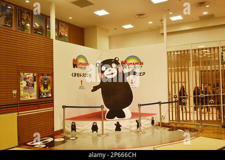 Fukuoka Giappone Marzo, 1 2023 : cartoni animati e mascotte di Kumamon in Piazza Kumamon Foto Stock