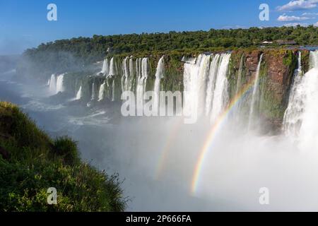 Una vista della Gola del Diavolo (Garganta del Diablo), le cascate di Iguazu, patrimonio dell'umanità dell'UNESCO, la provincia di Misiones, l'Argentina, il Sud America Foto Stock