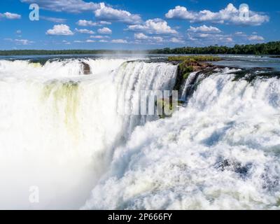 Una vista della Gola del Diavolo (Garganta del Diablo), le cascate di Iguazu, patrimonio dell'umanità dell'UNESCO, la provincia di Misiones, l'Argentina, il Sud America Foto Stock