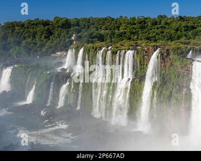 Una vista del lato brasiliano della Gola del Diavolo (Garganta del Diablo), le cascate di Iguazu, patrimonio dell'umanità dell'UNESCO, la provincia di Misiones, Argentina Foto Stock