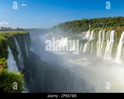 Una vista del lato brasiliano della Gola del Diavolo (Garganta del Diablo), le cascate di Iguazu, patrimonio dell'umanità dell'UNESCO, la provincia di Misiones, Argentina Foto Stock