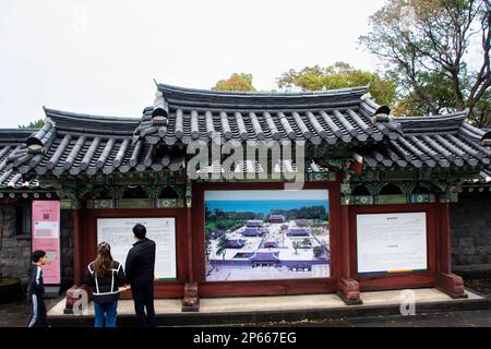 Antica architettura antico edificio Gwandeokjeong Jejumok Gwana Ufficio governativo per la gente coreana viaggiatori stranieri visitare a Jeju isola ci Foto Stock