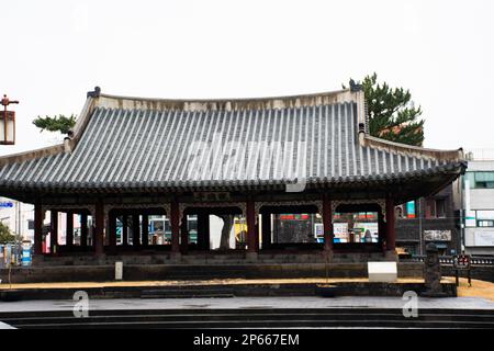 Antica architettura antico edificio Gwandeokjeong Jejumok Gwana Ufficio governativo per la gente coreana viaggiatori stranieri visitare a Jeju isola ci Foto Stock