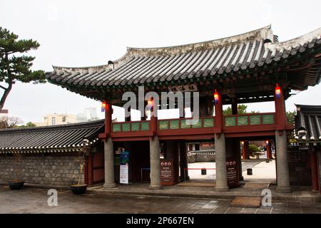 Antica architettura antico edificio Gwandeokjeong Jejumok Gwana Ufficio governativo per la gente coreana viaggiatori stranieri visitare a Jeju isola ci Foto Stock