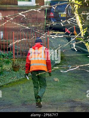 Glasgow, Scozia, Regno Unito 7th marzo 2023. UK Weather: Un postino si avvicina timidamente con una sola lettera a un palazzo sulla grande strada occidentale. La partenza al sole ha visto i locali più felici come le strade piene del tempo primaverile prima del ritorno previsto dell'inverno. Credit Gerard Ferry/Alamy Live News Foto Stock