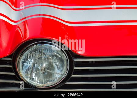 Primo piano di un faro su un'auto sportiva Triumph TR4 rossa Foto Stock