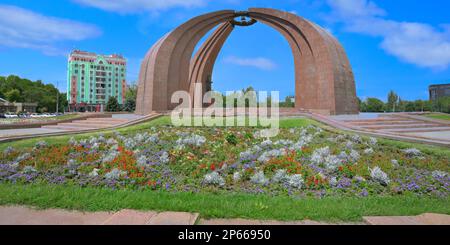 Monumento commemorativo della seconda guerra mondiale, Piazza della Vittoria, Bishkek, Kirghizistan, Asia centrale, Asia Foto Stock