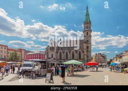 Mercato settimanale al mercato, la chiesa di nostra Signora, Meiningen, valle Werratal, Rhon, Turingia, Germania, Europa Foto Stock