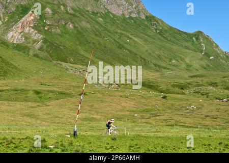 Svizzera Canton Ticino, Lucomagno pass, ciclista Foto Stock