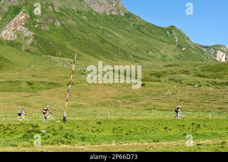 Svizzera Canton Ticino, Lucomagno pass, ciclista Foto Stock