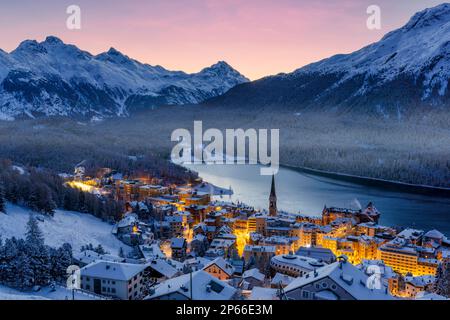 Vista ad alto angolo di Saint Moritz coperta di neve al tramonto d'inverno, Engadina, Cantone di Graubunden, Svizzera, Europa Foto Stock