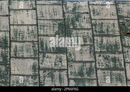 Vecchia struttura del tetto in lamiera di metallo. Ripetizione della vecchia lamiera. Trama del foglio di lamiera. Struttura di lamiera arrugginita. Foto Stock