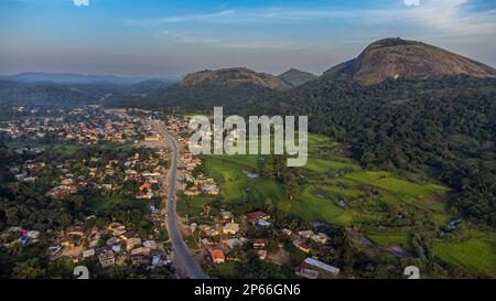 Aereo delle montagne di granito in Guinea Centrale, Africa Occidentale, Africa Foto Stock