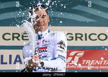 L'olandese Fabio Jakobsen di Soudal Quick-Step festeggia sul podio dopo aver vinto la seconda tappa della gara ciclistica Tirreno-Adriatico, da Camaiore a Follonica, Italia (209 km), martedì 07 marzo 2023. FOTO DI BELGA DIRK WAEM Foto Stock