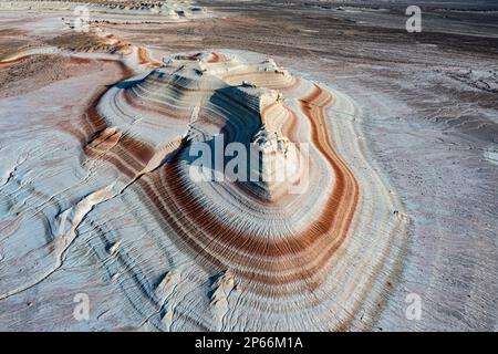 Strati multicolore di arenaria, Kyzylkup, Mangystau, Kazakistan, Asia centrale, Asia Foto Stock