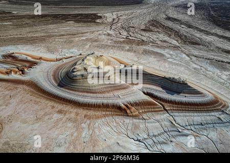 Antenna di strati multicolore di arenaria, Kyzylkup, Mangystau, Kazakistan, Asia centrale, Asia Foto Stock