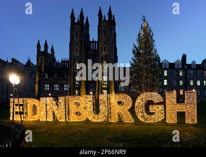 Albero di Natale di Edimburgo e segno di fronte al New College, The Mound, Edimburgo, Scozia, Regno Unito, Europa Foto Stock