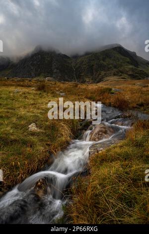 Cascate d'acqua nella valle di Nant Ffrancon sostenuta da montagne, Snowdonia, Galles, Regno Unito, Europa Foto Stock