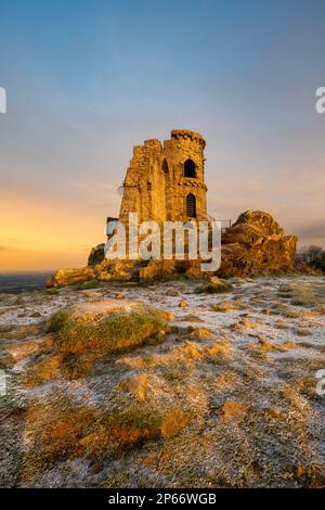 The Folly at Mow Cop with a winter spolvering of snow, Mow Cop, Cheshire, Inghilterra, Regno Unito, Europa Foto Stock