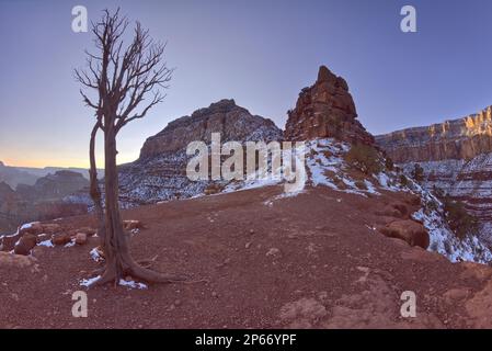 Vista di o'Neill Butte dal suo lato nord lungo il South Kaibab Trail subito dopo l'alba al Grand Canyon, UNESCO, Arizona, Stati Uniti Foto Stock