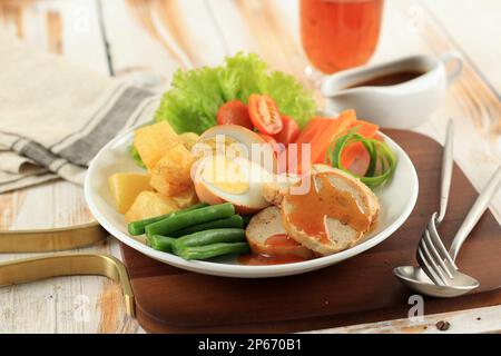 Selat solo Galantine, bistecca di Giavanese con Meatloaf e verdure al vapore, servita con salsa dolce Foto Stock