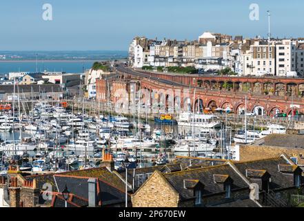 Vista verso Royal Harbour Marina e Harbour Arches, Ramsgate, Kent, Inghilterra, Regno Unito, Europa Foto Stock