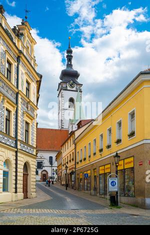 Via che conduce alla Chiesa della Natività della Beata Vergine Maria nelle giornate di sole, Pisek, Boemia Meridionale, Repubblica Ceca (Czechia), Europa Foto Stock