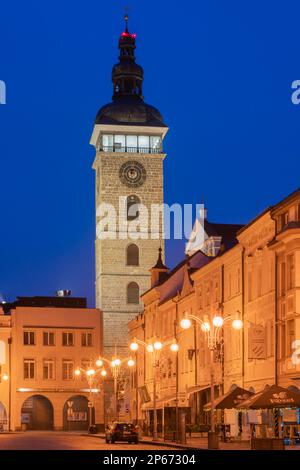 Torre nera di Ceske Budejovice e Namesti Premysla Otakara II al crepuscolo, Regione Boemia Meridionale, Repubblica Ceca (Czechia), Europa Foto Stock