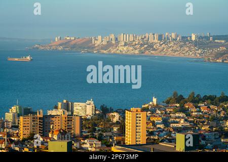 Vista elevata della città costiera di Vina del Mar vista da Mirador Pablo Neruda, Vina del Mar, Cile, Sud America Foto Stock