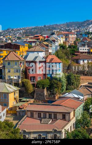 Case colorate in città il giorno di sole, Cerro San Juan de Dios, Valparaiso, Cile, Sud America Foto Stock